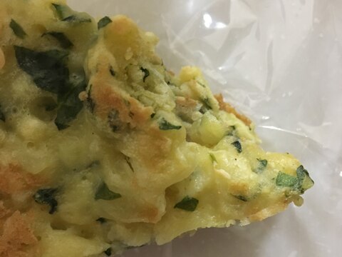 ほうれん草とパイナップルの入ったホットケーキ